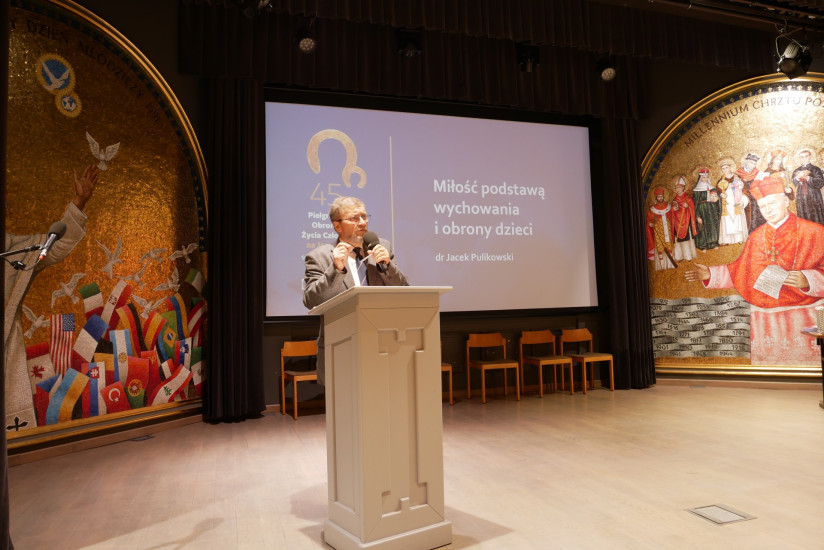 „Miłość podstawą wychowania i obrony dzieci“ - wykład Jacka Pulikowskiego