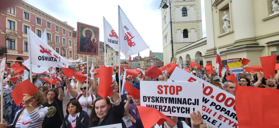 „STOP LIKWIDACJI POLSKIEJ EDUKACJI” - Rodzice i nauczyciele z całej Polski protestowali w Warszawie